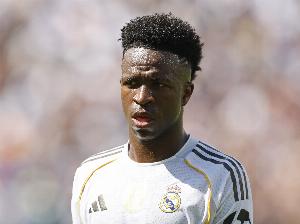 西媒：维尼修斯完全专注于新赛季表现，他力争回到24年的最佳状态